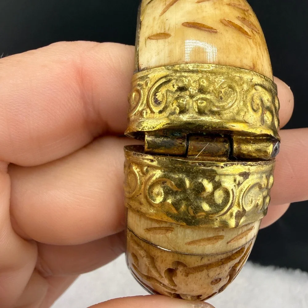Vintage Hand Carved Bangle Cream Gold Tone Ornate Hinge Pin Closure 7
